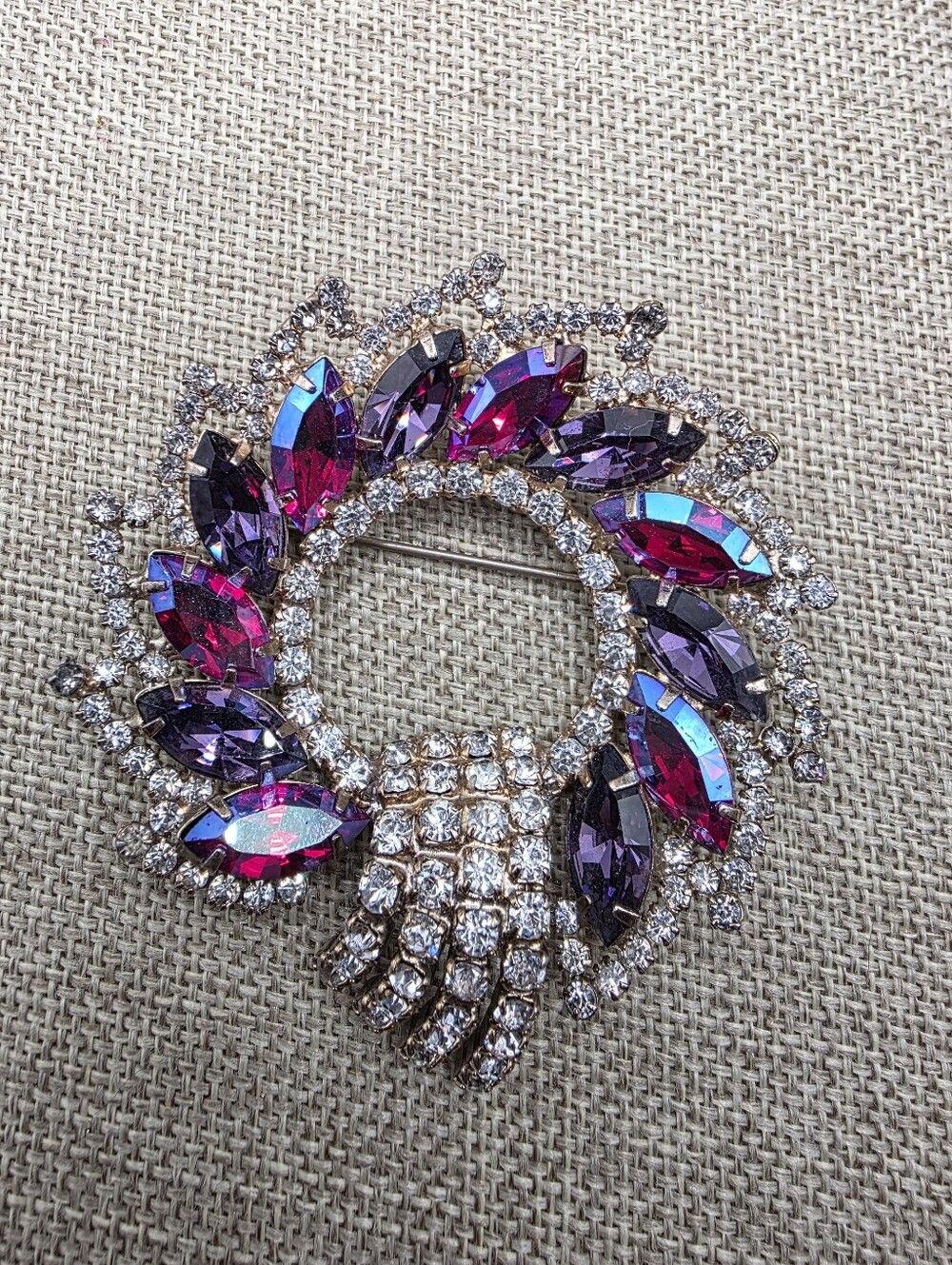 Vintage Alternating Purple And Red Aurora Borealis Rhinestone Wreath Brooch Pin
